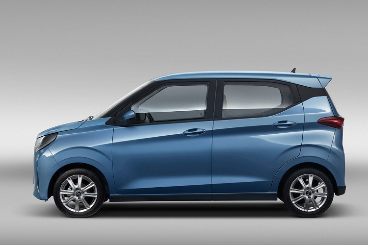 Lưới tản nhiệt được bao quanh bằng nẹp mạ crôm ăn sâu vào bên trong đèn pha. Ngay cả hốc hình tam giác ở hai góc cản trước của Honri Boma cũng được bê nguyên từ Toyota Alphard sang. Ngoài ra, mẫu ô tô Trung Quốc này còn có dải đèn LED định vị ban ngày ở bản cao cấp.