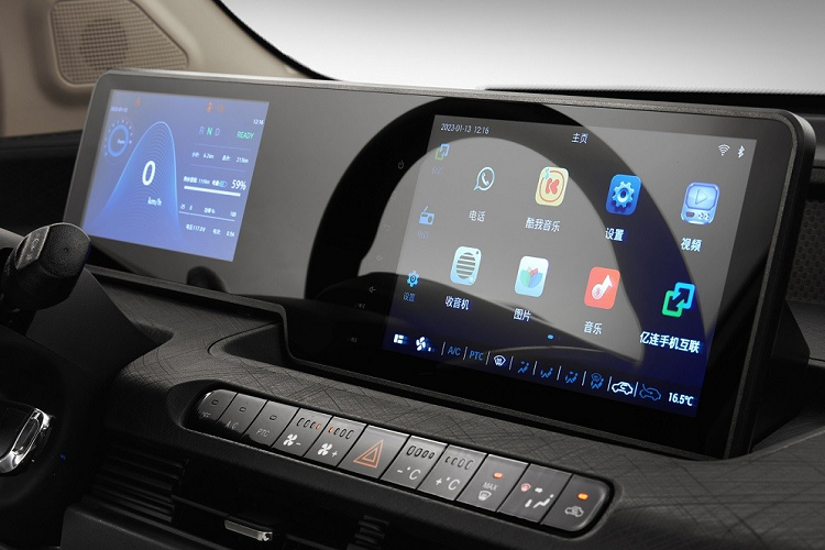 Bên cạnh đó, Honri Boma còn được trang bị vô lăng 2 chấu, vát đáy, tích hợp một vài phím chức năng, núm xoay chuyển số và phanh tay chỉnh cơ nằm giữa 2 ghế trước. Xe vẫn khởi động bằng chìa khóa, không có đề nổ bằng nút bấm. Bên trong Honri Boma là nội thất chỉ có 4 chỗ ngồi.