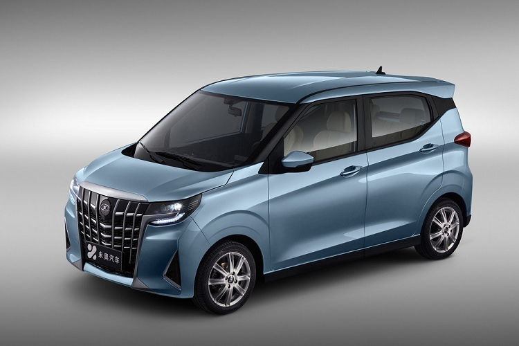 Khác với đầu xe, thiết kế bên sườn của Honri Boma không hẳn là giống với "chuyên cơ mặt đất" Toyota Alphard. Mẫu xe có kích thước nhỏ này cũng không được trang bị cửa trượt chỉnh điện bên sườn mà dùng cửa mở thông thường. Trong khi đó, vành la-zăng của mẫu ôtô Trung Quốc có đường kính 14 inch hoặc 15 inch, tùy phiên bản.