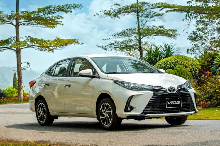 Toyota Vios sở dĩ được nhiều người mua ôtô cũ quan tâm vì nó đáp ứng đúng tiêu chí "ăn chắc, mặc bền". Mẫu xe này có động cơ bền bỉ, ít hỏng hóc và chi phí bảo dưỡng cũng thấp. Thiết kế nội ngoại thất của xe được đánh giá là vừa mắt đa số người dùng, từ già đến trẻ, từ phụ nữ đến nam giới.
