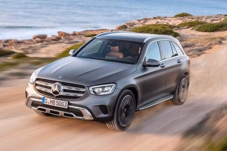  Mercedes-Benz GLC Mercedes-Benz GLC là một trong những mẫu xe hạng sang bán chạy nhất tại Việt Nam. Ở thị trường xe cũ mẫu SUV này cũng đặc biệt được ưa chuộng.