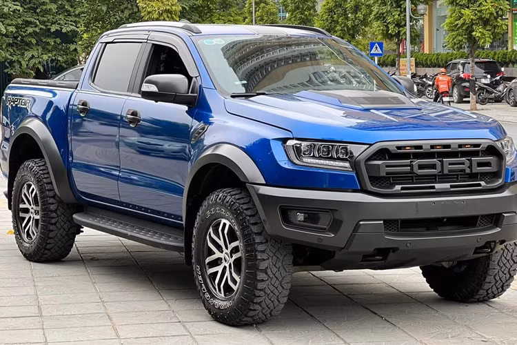 Ford Ranger cũng là mẫu xe được nhiều khách hàng quan tâm trên thị trường ôtô cũ. Dù đã ra mắt thế hệ mới nhưng các dòng xe Ranger đã qua sử dụng khi rao bán lại vẫn có giá khá cao. Một chiếc Ranger bản Wildtrak đời 2020 hiện rao bán lại cũng ở mức khoảng 700 triệu đồng, không rẻ hơn quá nhiều so với xe mới hiện tại.