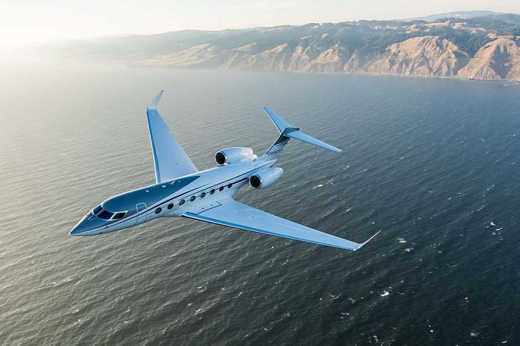 Để sở hữu Gulfstream 650, Cristiano Ronaldo sẽ phải bỏ ra số tiền lên tới 60 triệu USD (tương đương 1,4 ngàn tỷ đồng). Đây là một trong những mẫu máy bay riêng đắt nhất hành tinh, bên cạnh Bombardier Global 7000 (73 triệu USD), Boeing Business Jet (75 triệu USD) hay Airbus ACJ (100 triệu USD).