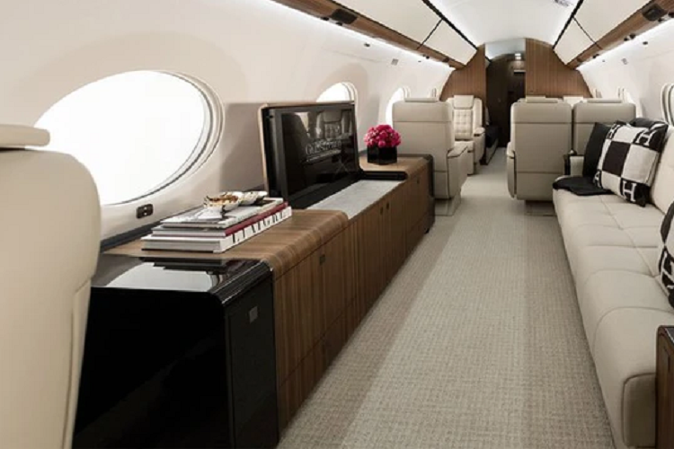 Gulfstream 650 có sức chở 18 hành khách và gần 3 tấn hành lý, mang đến một không gian cực kỳ rộng rãi. Nội thất của mẫu chuyên cơ này sang chảnh không hề thua kém một khách sạn đắt tiền với ghế ngồi được bọc da thủ công hoàn toàn.