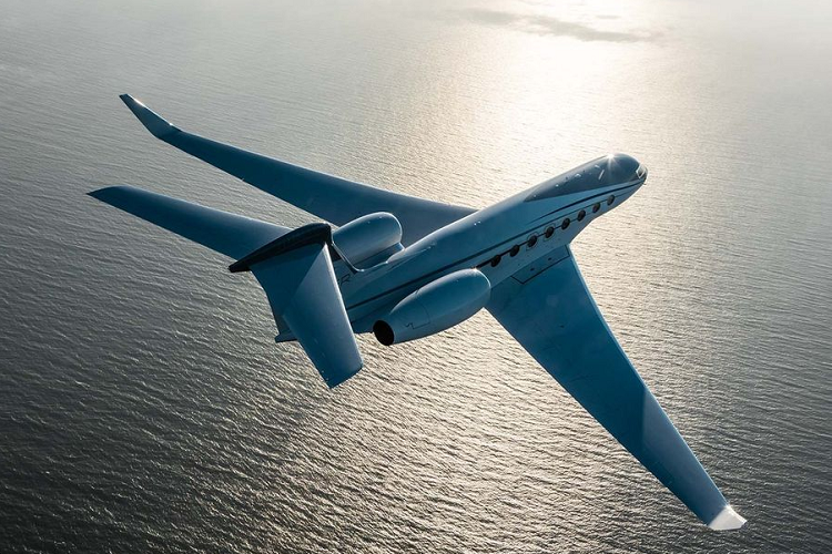 Theo thông tin từ báo chí Tây Ban Nha, Cristiano Ronaldo vừa tậu Gulfstream 650 – một trong những mẫu chuyên cơ cá nhân nhanh và lớn nhất thế giới tính đến thời điểm hiện tại. Đây là dòng máy bay phản lực G650ER của thương hiệu Gulfstream, được trang bị công nghệ theo dõi ADS-B (Giám sát tự động).