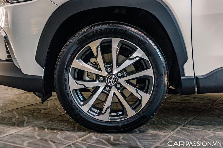 Bộ mâm được trang bị là loại 5 chấu kép sơn hai tông màu chrome và xám, đi kèm là 4 chiếc lốp Michelin có cỡ lốp là 225/50R18.