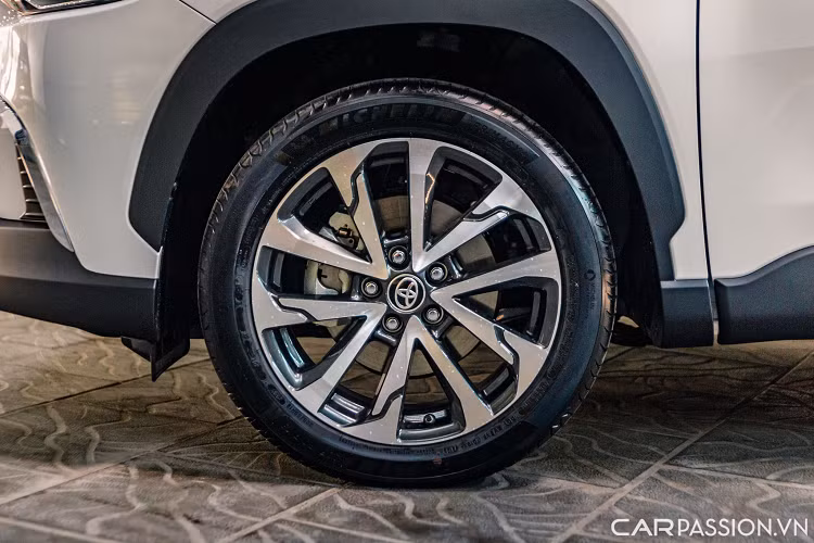 Bộ mâm được trang bị là loại 5 chấu kép sơn hai tông màu chrome và xám, đi kèm là 4 chiếc lốp Michelin có cỡ lốp là 225/50R18.