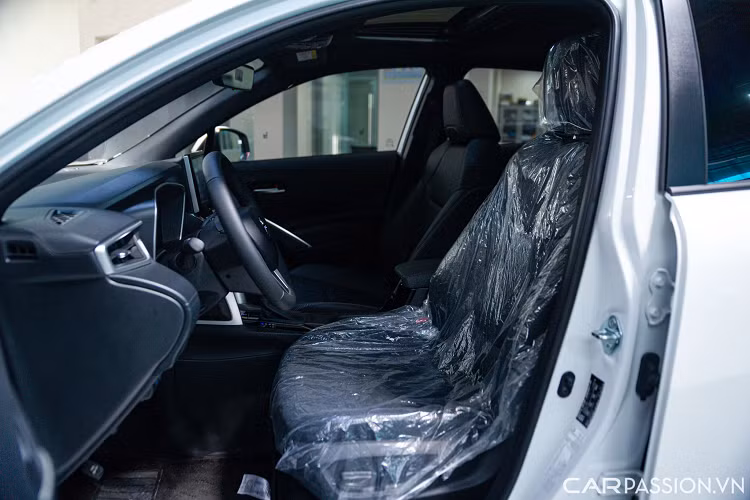 Bên cạnh đó còn có chìa khóa thông minh, gương chiếu hậu trong xe tự động chống chói, điều hòa tự động và cửa sổ trời.