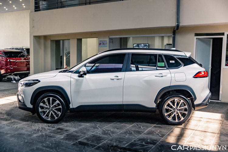 Corolla Cross được xây dựng trên nền tảng TNGA-C tương tự như những mẫu xe khác như Corolla và C-HR. Xe sở hữu kích thước tổng thể dài x rộng x cao lần lượt là 4.460 x 1.825 x 1.620 (mm). Chiều dài trục cơ sở của xe là 2.640 mm và khoảng sáng gầm là 161 mm.