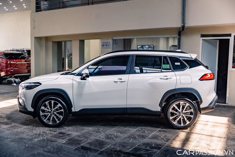 Corolla Cross được xây dựng trên nền tảng TNGA-C tương tự như những mẫu xe khác như Corolla và C-HR. Xe sở hữu kích thước tổng thể dài x rộng x cao lần lượt là 4.460 x 1.825 x 1.620 (mm). Chiều dài trục cơ sở của xe là 2.640 mm và khoảng sáng gầm là 161 mm.