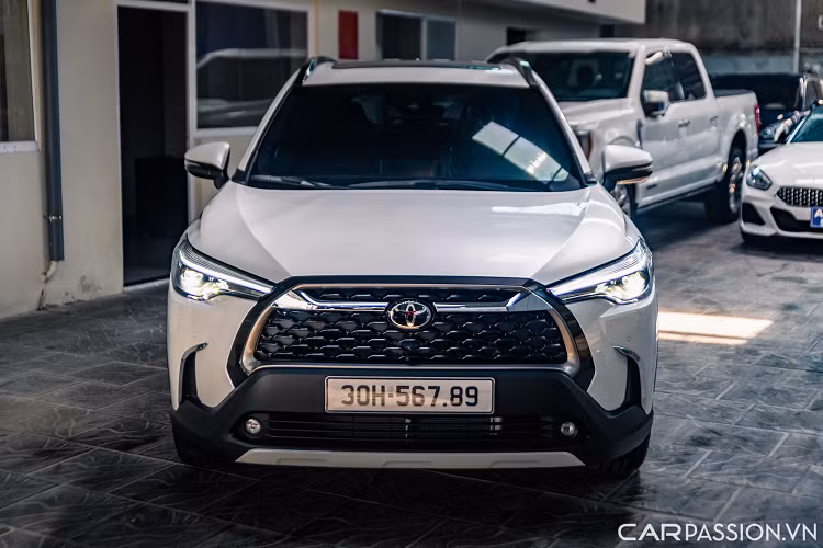 Toyota Corolla Cross tại Việt Nam sở hữu phong cách thiết kế hiện đại và thể thao với đầu xe trang bị mặt calang hình thang bản rộng. Cản trước phía dưới hình thang kép, đèn pha xenon hình giọt nước. Camera phía trước đặt bên dưới logo Toyota.
