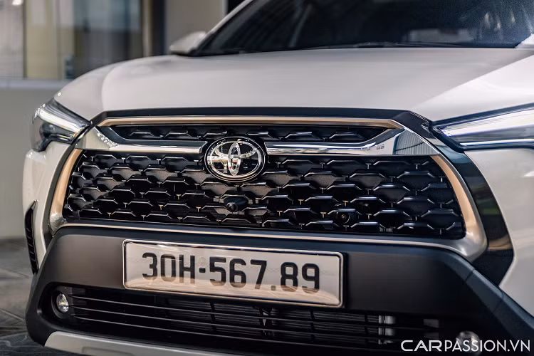 Toyota Corolla Cross phiên bản 1.8V dùng động cơ xăng 1.8L công suất cực đại 138Hp và mô-men xoắn tối đa 172Nm. Hộp số tự động được trang bị là loại CVT đi kèm hệ dẫn động cầu trước. Xe trang bị Cruise Control.