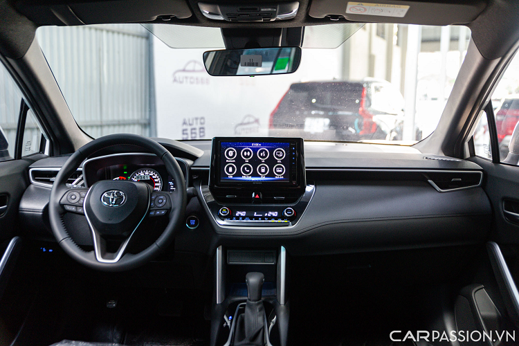 Bước vào bên trong khoang nội thất, Corolla Cross sở hữu các tiện nghi hiện đại hàng đầu hiện nay như ghế lái bọc da chỉnh điện 8 hướng, ghế phụ chỉnh cơ 4 hướng, khởi động xe bằng nút bấm.