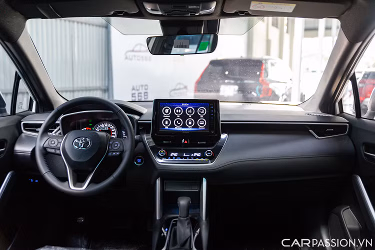 Bước vào bên trong khoang nội thất, Corolla Cross sở hữu các tiện nghi hiện đại hàng đầu hiện nay như ghế lái bọc da chỉnh điện 8 hướng, ghế phụ chỉnh cơ 4 hướng, khởi động xe bằng nút bấm.