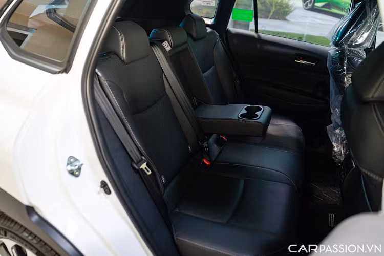 Về tính năng an toàn, Corolla Cross 1.8V được trang bị 7 túi khí, cảnh báo áp suất lốp, phanh ABS/EBD, cân bằng điện tử, kiểm soát lực kéo, hỗ trợ khởi hành ngang dốc, camera lùi và cảm biến đỗ xe.