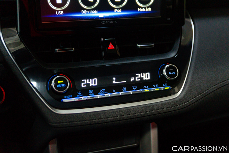 Hệ thống thông tin giải trí hiện đại với màn hình 9 inch hỗ trợ Apple CarPlay/Android Auto kết hợp cùng dàn âm thanh 6 loa. Ngoài ra, màn hình trên xe còn hiển thị ảnh từ các camera xung quanh khi xe rẽ hoặc lùi nhờ bộ camera 360 độ.