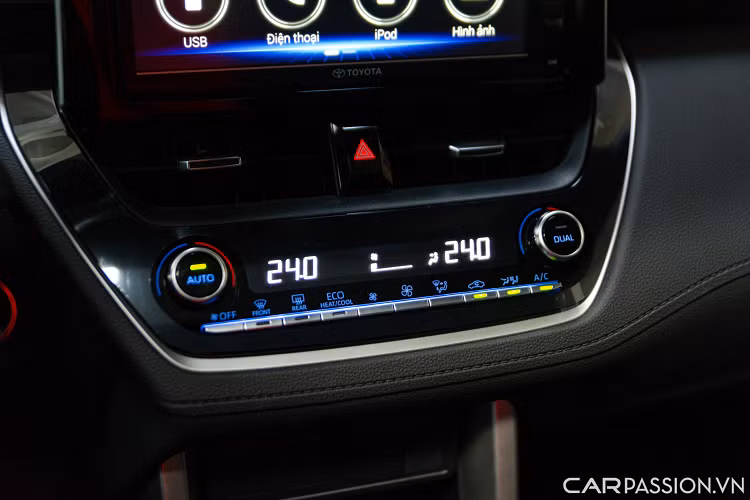 Hệ thống thông tin giải trí hiện đại với màn hình 9 inch hỗ trợ Apple CarPlay/Android Auto kết hợp cùng dàn âm thanh 6 loa. Ngoài ra, màn hình trên xe còn hiển thị ảnh từ các camera xung quanh khi xe rẽ hoặc lùi nhờ bộ camera 360 độ.