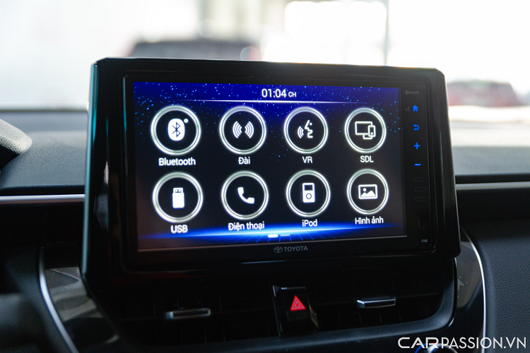 Vô lăng dạng 3 chấu bọc da tích hợp với các nút chức năng. Phía sau vô-lăng là thiết kế bảng đồng hồ analog kết hợp màn hình đa thông tin 4,2 inch.