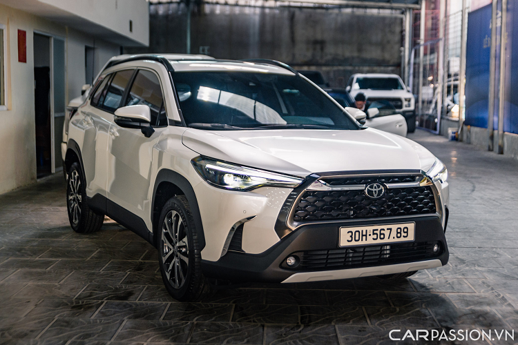 Chiếc Corolla Cross này thuộc phiên bản 1.8 V là có giá niêm yết là 846 triệu đồng. Theo quan niệm của giới chơi biển số đẹp, đuôi số 6789 thường được dịch là “san bằng tất cả” hay nhiều ý nghĩa khác, khi thêm số 5, sẽ tạo thành dãy số 56789 tượng trưng cho sự thăng tiến liên tục.