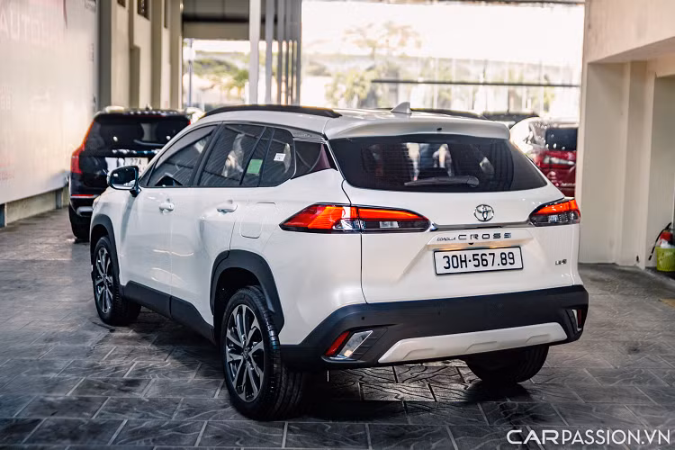 Phía sau xe ấn tượng với người dùng bởi thiết kế đèn hậu LED đơn giản nhưng đủ tôn lên sự khỏe khoắn. Đi cùng với đó là cánh lướt gió mui và ăng-ten dạng vây cá. Các chi tiết ốp nhựa đen mờ như cản va trước, ốp sườn, ốp vòm bánh xe và cản va sau cũng góp phần giúp chiếc SUV này trông hầm hố hơn.