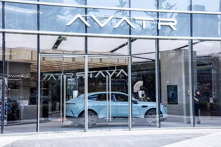 Tại Trung Quốc, giá xe Avatr 11 RWD 2023 dao động từ 319.900 - 349.900 NDT (khoảng 1,09 - 1,19 tỷ đồng), còn bản AWD là 349.900 - 409.900 NDT (khoảng 1,19 - 1,4 tỷ đồng). Avatr 11 được xây dựng trên nền tảng khung gầm xe điện EP1. Theo đó, xe có kích thước chiều dài 4.880mm, rộng 1.970mm và cao 1.601mm, với chiều dài cơ sở 2.975mm.