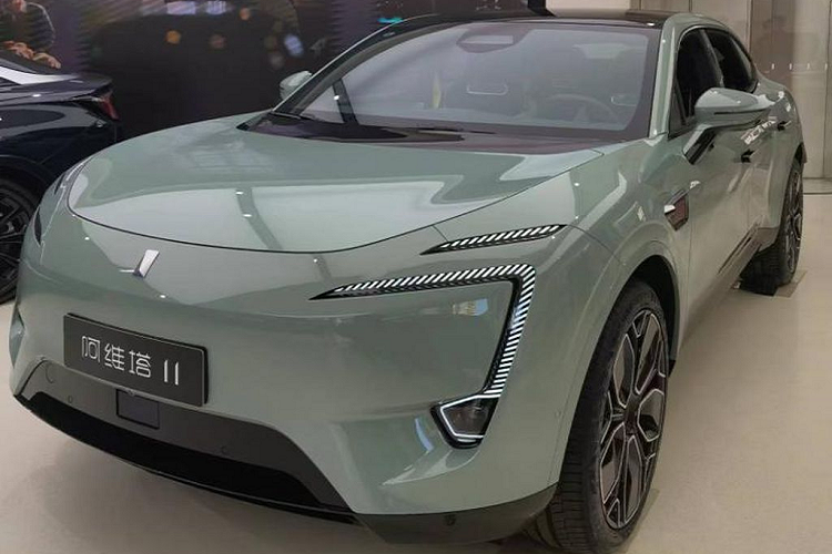 Tổng thể thiết kế Avatr 11 2023 mới khá tối giản, mang đến cảm giác “nuột nà”. Vì là xe điện nên Avatr 11 không được trang bị lưới tản nhiệt, chỉ có hốc gió trung tâm màu đen hẹp ở cản trước. Phần đầu xe gây ấn tượng với hệ thống đèn tách biệt, được làm thanh mảnh với dải đèn LED định vị ban ngày ở trên cùng, còn cụm đèn pha LED nằm thấp trên cản trước, nối liền với đèn báo rẽ hình chữ "V" ôm lấy hai góc đầu xe.