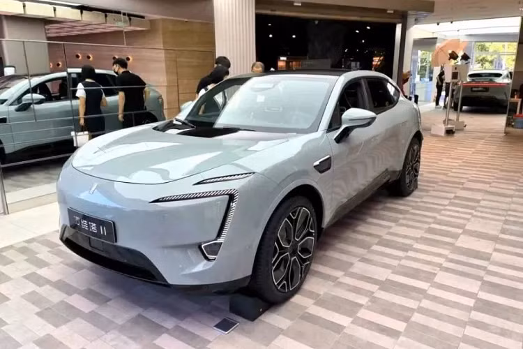 Ở phía sau, Avatr 11 thu hút ánh nhìn với thiết kế kính chắn gió nhỏ thụt sâu vào bên trong và cánh gió chủ động nằm ngay bên trên cụm đèn hậu. Khi xe chạy ở tốc độ cao, cánh gió này sẽ tự động nâng lên nhằm giảm hệ số lực cản không khí và cải thiện sự ổn định. Tuy nhiên, cánh gió này chỉ dành cho bản dẫn động 4 bánh của xe. Cuối cùng là cụm đèn hậu LED được thiết kế nằm vắt ngang hết bề rộng của đuôi xe.