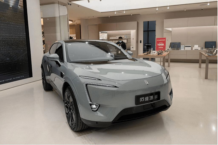 Xe được trang bị tay nắm cửa dạng ẩn và đặc biệt là Avatr 11 còn có màn hình được đặt trên chắn bùn trước của xe, cho phép người dùng tương tác với những người tham gia giao thông khác. Tiếp đến là cửa chỉnh điện mở dạng cảm ứng, công nghệ cách âm chủ động RNC tiêu chuẩn. Avatr 11 sử dụng bộ mâm hợp kim thiết kế 5 chấu khí động lực học kích thước 22 inch, được bao bởi lốp Continental PC6. Đi kèm với nó là cùm phanh Brembo 4 piston.