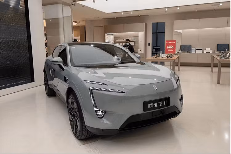 Xe được trang bị tay nắm cửa dạng ẩn và đặc biệt là Avatr 11 còn có màn hình được đặt trên chắn bùn trước của xe, cho phép người dùng tương tác với những người tham gia giao thông khác. Tiếp đến là cửa chỉnh điện mở dạng cảm ứng, công nghệ cách âm chủ động RNC tiêu chuẩn. Avatr 11 sử dụng bộ mâm hợp kim thiết kế 5 chấu khí động lực học kích thước 22 inch, được bao bởi lốp Continental PC6. Đi kèm với nó là cùm phanh Brembo 4 piston.