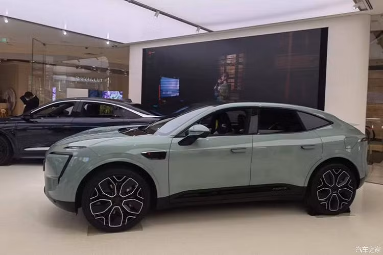 Bên trong cabin, Avatr 11 cung cấp cho người dùng 2 tuỳ chọn thiết kế 4 chỗ hoặc 5 chỗ. Hệ thống ghế ngồi được làm theo phong cách thể thao. Ở phiên bản 4 chỗ, phía sau là 2 ghế cơ trưởng, giữa hai ghế là một cụm điều khiển lớn. Trong khi đó bản 5 chỗ, ghế sau có 3 chỗ ngồi và đi kèm bệ tì tay ở giữa. Avatr 11 được trang bị tới 3 màn hình, gồm: cụm đồng hồ kỹ thuật số 10,25 inch, màn hình thông tin – giải trí 15,6 inch và màn hình bên ghế phụ 10,25 inch, tất cả đều chạy bằng phần mềm Huawei.