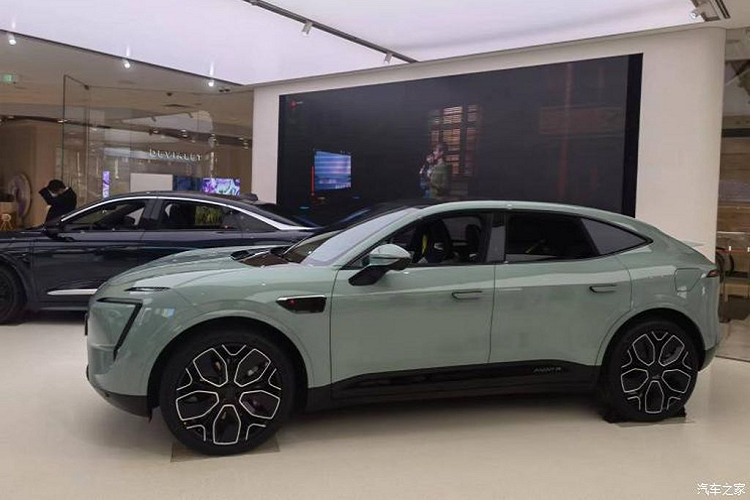 Bên trong cabin, Avatr 11 cung cấp cho người dùng 2 tuỳ chọn thiết kế 4 chỗ hoặc 5 chỗ. Hệ thống ghế ngồi được làm theo phong cách thể thao. Ở phiên bản 4 chỗ, phía sau là 2 ghế cơ trưởng, giữa hai ghế là một cụm điều khiển lớn. Trong khi đó bản 5 chỗ, ghế sau có 3 chỗ ngồi và đi kèm bệ tì tay ở giữa. Avatr 11 được trang bị tới 3 màn hình, gồm: cụm đồng hồ kỹ thuật số 10,25 inch, màn hình thông tin – giải trí 15,6 inch và màn hình bên ghế phụ 10,25 inch, tất cả đều chạy bằng phần mềm Huawei.