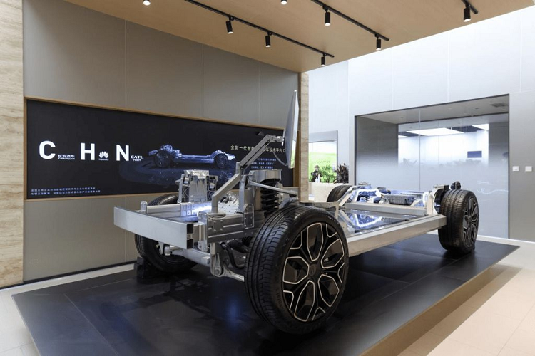 Đáng chú ý, khuc vực đầu xe SUV điện Avatr 11 còn tích hợp nhiều công nghệ ấn tượng như: camera, cảm biến LiDAR, radar sóng milimet và radar siêu âm. Nhìn ngang hông xe, Avatr 11 có phần mái được làm dốc về phía sau như các mẫu xe Coupe, mang đến cái nhìn trẻ trung và hiện đại.