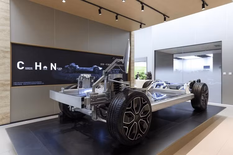 Đáng chú ý, khuc vực đầu xe SUV điện Avatr 11 còn tích hợp nhiều công nghệ ấn tượng như: camera, cảm biến LiDAR, radar sóng milimet và radar siêu âm. Nhìn ngang hông xe, Avatr 11 có phần mái được làm dốc về phía sau như các mẫu xe Coupe, mang đến cái nhìn trẻ trung và hiện đại.