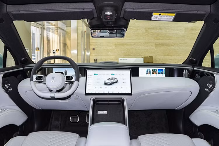 Các trang bị tiện ích nổi bật có thể kể đến trên chiếc SUV lai Coupe có: vô lăng vát đáy thể thao, tích hợp 2 nút cuộn và cần chuyển số phía sau; hai bàn sạc không dây; hệ thống âm thanh 14 loa có tính năng loại bỏ tiếng ồn trên đường và hệ thống tăng cường âm thanh chủ động;...