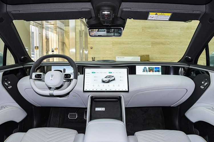 Các trang bị tiện ích nổi bật có thể kể đến trên chiếc SUV lai Coupe có: vô lăng vát đáy thể thao, tích hợp 2 nút cuộn và cần chuyển số phía sau; hai bàn sạc không dây; hệ thống âm thanh 14 loa có tính năng loại bỏ tiếng ồn trên đường và hệ thống tăng cường âm thanh chủ động;...