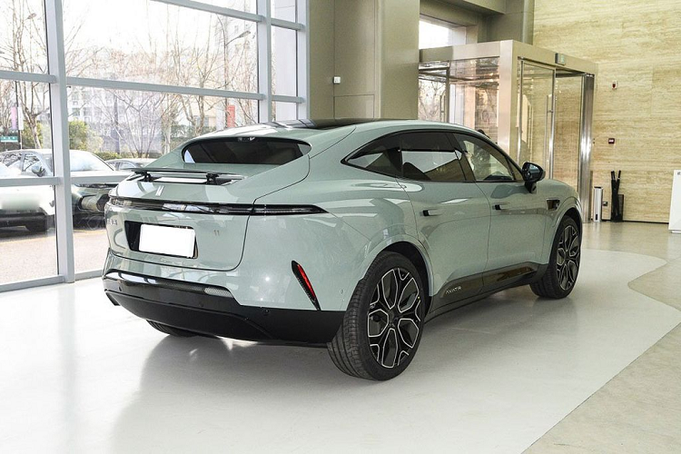 Còn phiên bản AWD, Avatr 11 được trang bị 2 mô-tơ điện trên 2 cầu, tạo ra công suất tổng cộng 425 kW (578 mã lực) và mô-men xoắn cực đại 650 Nm. Phiên bản AWD cũng dùng 2 cụm pin như trên, cung cấp quãng đường di chuyển sau một lần sạc là 555 km và 680 km. Theo trang CarNewsChina, mẫu SUV này hỗ trợ sạc 240 kW, có nghĩa là có thể tăng thêm phạm vi di chuyển lên đến 200km chỉ sau 10 phút sạc.