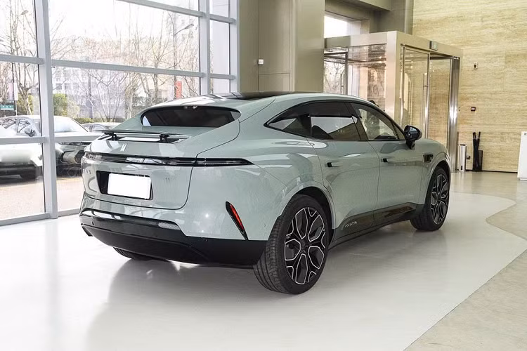 Còn phiên bản AWD, Avatr 11 được trang bị 2 mô-tơ điện trên 2 cầu, tạo ra công suất tổng cộng 425 kW (578 mã lực) và mô-men xoắn cực đại 650 Nm. Phiên bản AWD cũng dùng 2 cụm pin như trên, cung cấp quãng đường di chuyển sau một lần sạc là 555 km và 680 km. Theo trang CarNewsChina, mẫu SUV này hỗ trợ sạc 240 kW, có nghĩa là có thể tăng thêm phạm vi di chuyển lên đến 200km chỉ sau 10 phút sạc.