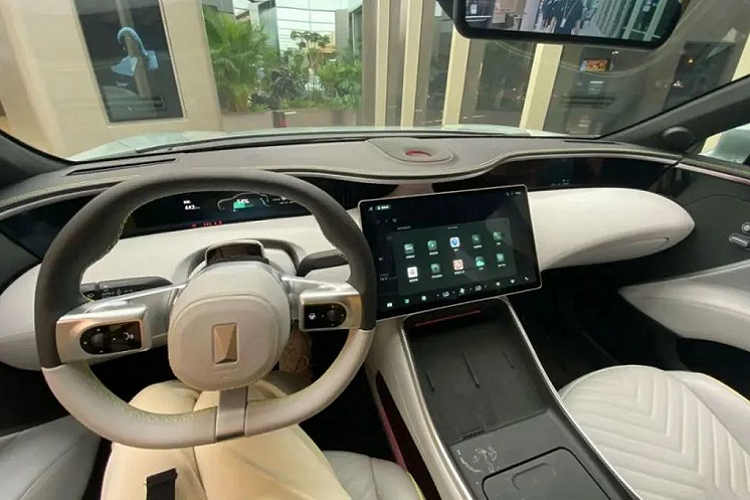 Xe có hệ thống nước hoa với 3 mùi; hệ thống nhận biết cảm xúc; điều khiển bằng cử chỉ; phát hiện sự mệt mỏi của người lái; màn hình cảm ứng nhỏ trên bệ tỳ tay trung tâm của hàng ghế sau; kết nối 5G; camera hành trình; gương chiếu hậu kỹ thuật số; hệ thống đỗ xe từ xa;... .