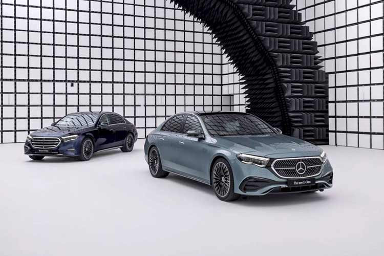 Tại Việt Nam, Mercedes-Benz E-Class vẫn đang thuộc thế hệ thứ 5 với mã W213. Mẫu xe này đang được bán ra với 3 phiên bản E 180, E 200 Exclusive và E 300 AMG với giá bán từ 2,159 – 3.209 tỷ đồng.