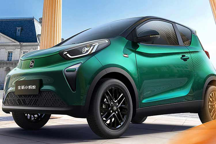 Bộ pin lithium bậc ba 40,3 kWh, phạm vi hành trình CLTC 408 km. Tốc độ tối đa của xe Chery Little Ant New Edition 2023 là 100 km/h, tương đương các xe máy. Xe có bốn chế độ lái: bình thường, tiết kiệm, thể thao và Epedal. Hơn nữa, tất cả các phiên bản đều hỗ trợ sạc nhanh DC, có thể bổ sung pin lên 80% chỉ sau 40 phút sạc.