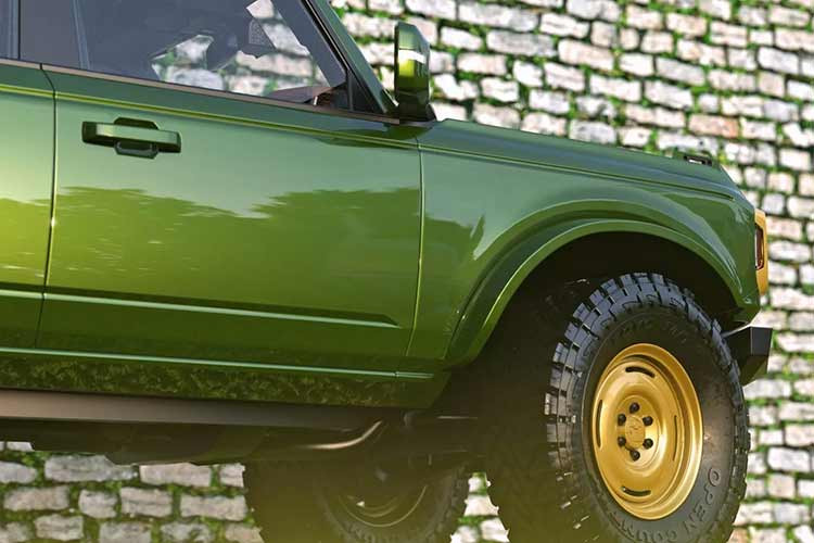 Được thiết kế dành cho việc off-road và những chuyến du lịch dài ngày, chiếc Bronco độc đáo này còn được trang bị giá nóc Front Runner, bộ lều trên mái đến từ hãng Recon Recovery và bộ vành nhôm Fifteen52 đi kèm lốp Toyo Open Country M/T 37 inch.