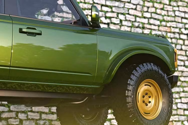 Được thiết kế dành cho việc off-road và những chuyến du lịch dài ngày, chiếc Bronco độc đáo này còn được trang bị giá nóc Front Runner, bộ lều trên mái đến từ hãng Recon Recovery và bộ vành nhôm Fifteen52 đi kèm lốp Toyo Open Country M/T 37 inch.