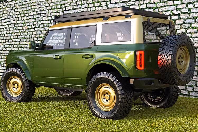 Hệ thống treo của xe cũng được nâng cấp với bộ kit nâng gầm Camburg 2,5 inch và giảm xóc Bilstein. Toàn bộ vỏ xe được sơn màu Eruption Green, trong khi mui và lưới tản nhiệt có màu vàng đồng tương phản.