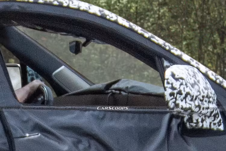 Hiện chưa rõ hệ truyền động cũng như sức mạnh của Escalade IQ. Tuy nhiên, với chassis cũng như nền tảng General Motors Ultium EV được GM quảng cáo rầm rộ hứa hẹn sẽ hỗ trợ nhiều dung lượng pin khác nhau, gồm pin như GMC Hummer EV với 205 kilowatt giờ có khả năng đạt công suất lên tới 1.000 mã lực (746 kilowatt/1.014 PS).