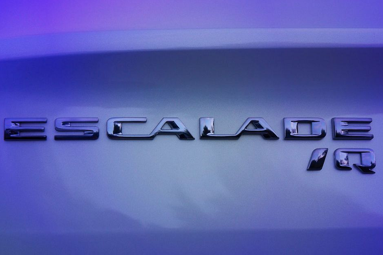Hãng xe Mỹ đã ấn định ngày ra mắt chính thức của Cadillac Escalade IQ chạy điện vào 9/8/2023. Trong video ngắn giới thiệu về mẫu EV mới nhất của Cadillac cho thấy phần đầu xe có phong cách thiết kế cụm đèn chiếu sáng tương tự như các mẫu IQ khác như Celestiq và Lyriq.