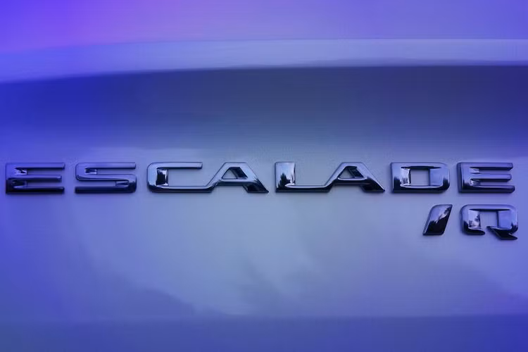Hãng xe Mỹ đã ấn định ngày ra mắt chính thức của Cadillac Escalade IQ chạy điện vào 9/8/2023. Trong video ngắn giới thiệu về mẫu EV mới nhất của Cadillac cho thấy phần đầu xe có phong cách thiết kế cụm đèn chiếu sáng tương tự như các mẫu IQ khác như Celestiq và Lyriq.