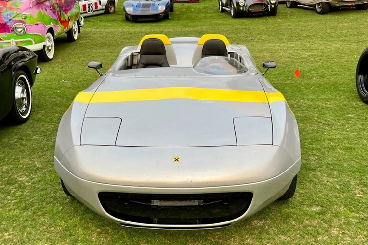 Dựa trên nền tảng 1 chiếc xe Mazda MX-5, xưởng độ Xenex đã cho ra lò siêu phẩm mang tên gọi rất kiêu đó là MX Speedster, trong đó, kiểu dáng lấy cảm hứng từ bom tấn Ferrari Monza SP chỉ có đúng 500 xe trên toàn thế giới, cụ thể hơn, là chiếc xe SP2 có 2 chỗ ngồi.