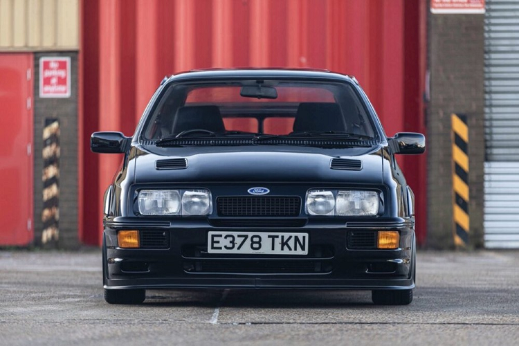 Trước khi chiếc xe Ford Sierra Cosworth RS500 cổ điển của Silverstone Auctions được mang ra đấu giá, nhiều người dự kiến nó sẽ thu về một số tiền lớn đủ để phá kỷ lục của 1 chiếc xe khác đã được bán với giá lên đến 135.700 bảng Anh (khoảng 163.000 đô la hay 3,89 tỷ đồng).