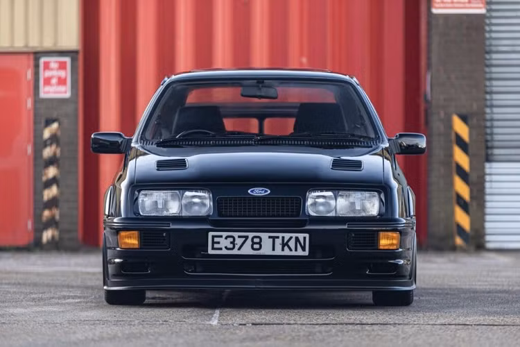 Trước khi chiếc xe Ford Sierra Cosworth RS500 cổ điển của Silverstone Auctions được mang ra đấu giá, nhiều người dự kiến nó sẽ thu về một số tiền lớn đủ để phá kỷ lục của 1 chiếc xe khác đã được bán với giá lên đến 135.700 bảng Anh (khoảng 163.000 đô la hay 3,89 tỷ đồng).