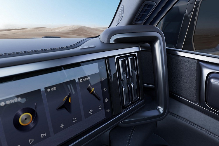 Ý tưởng thiết kế nội thất của Fang Cheng Bao Leopard 5 là "mắt xích", đại diện cho sự kết nối và độc đáo. Có thể thấy những chi tiết nội thất được thiết kế giống mắt xích như cửa gió điều hòa và bệ tì tay trên tapi cửa. Ở cụm điều khiển trung tâm, Fang Cheng Bao Leopard 5 sở hữu cần số có thể nâng lên, hạ xuống. Khi xe khởi động, cần số sẽ tự động nâng lên.